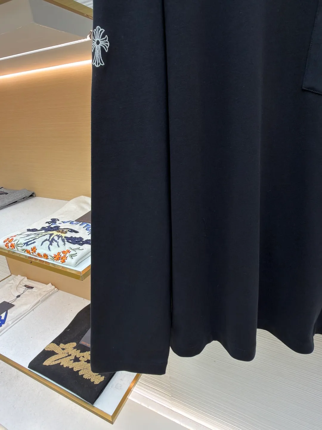 Chrome Hearts pocket embroidered long T-shirt ●Original version: purchased and developed for 5999 ●Item number: 1681980-A35 ●Fabric: brushed plain weave fabric ●Technology: embroidery production ●Color: black ●Version: loose fit ●Weight: about 390 grams ●Size: S-M-L-XL ●Description: The fabric is made of 32-count double yarn brushed plain weave cloth 240g, and the double-sided brushing process is particularly comfortable. It comes with 1x1 thread of 280g, Behringer embroidery is used for the embroidery, and lambskin molding and custom-made embossing abrasives are used for the leather label. The overall wiring is straight and delicate, the fabric is comfortable and soft, and the color is consistent without color difference. It can be matched with the same style to create a fashionable look and control various occasions. Customized accessories, complete with three standards, same style for men and women!